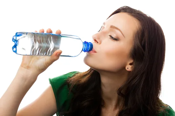 Kvinna dricksvatten, på vitt — Stockfoto