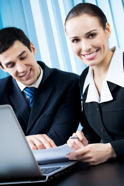 Två glada företagare arbetar tillsammans på kontoret — Stockfoto