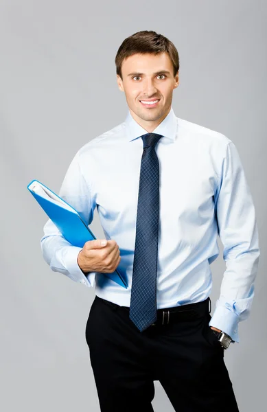 Uomo d'affari con cartella, su grigio — Foto Stock