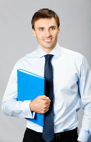 Affärsman med mappen, på grå — Stockfoto