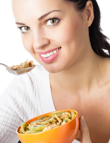 Kobieta jedzenie musli i płatki kukurydziane, na białym tle — Zdjęcie stockowe