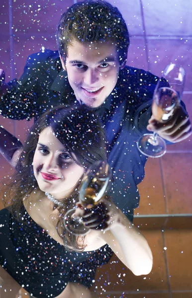Par på fest med glas champagne — Stockfoto
