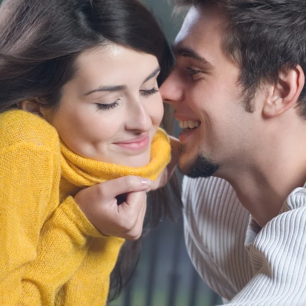 Glücklich lächelndes fröhliches Paar im Freien — Stockfoto