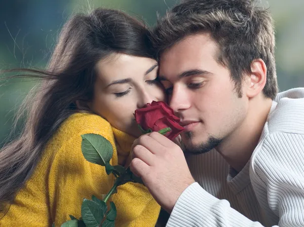 Couple avec rose à l'extérieur — Photo