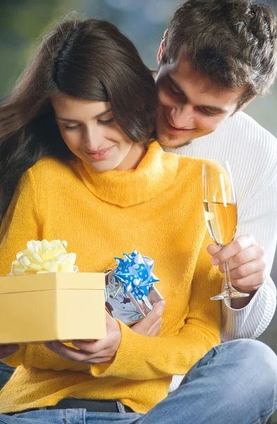 Pareja con champán y regalos — Foto de Stock