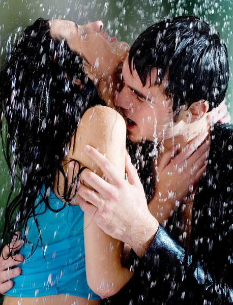 Νεαρό ζευγάρι αγκαλιάζει με μια βροχή — Φωτογραφία Αρχείου