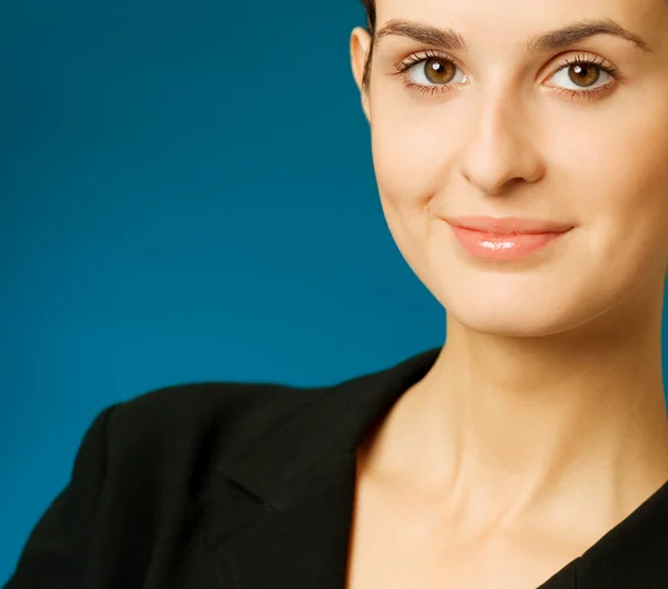 Usměvavá podnikatelka, přes modré — Stock fotografie
