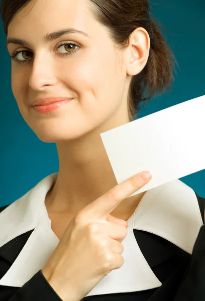 Empresária mostrando cartão de visita — Fotografia de Stock