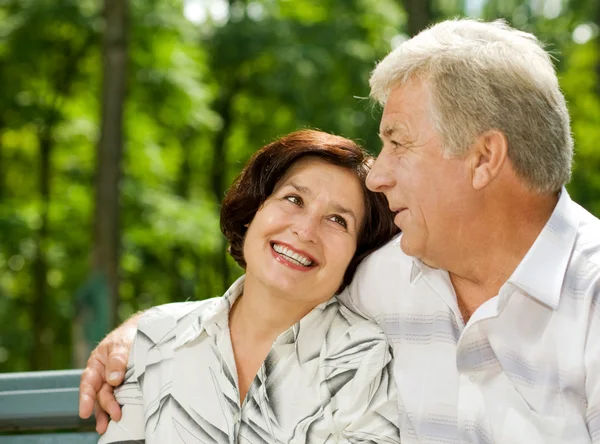 Senior gelukkige paar omarmen, buitenshuis — Stockfoto
