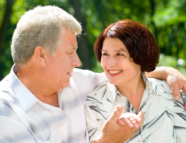 Senior gelukkige paar omarmen, buitenshuis — Stockfoto