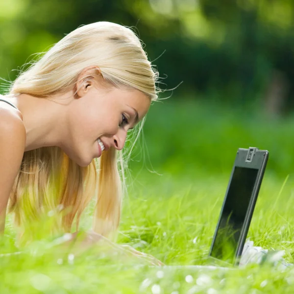Giovane donna felice con computer portatile, all'aperto — Foto Stock
