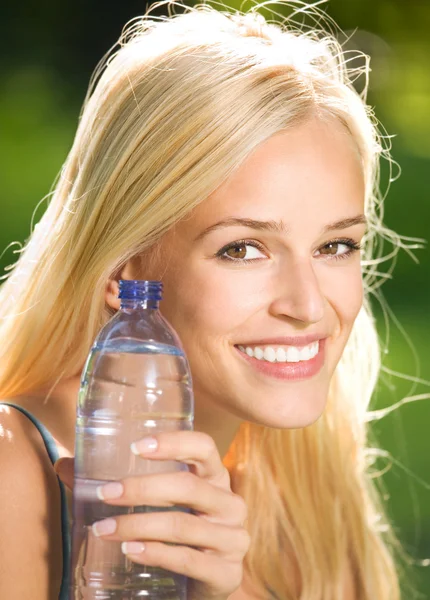 带瓶水户外年轻有魅力的女人 — 图库照片