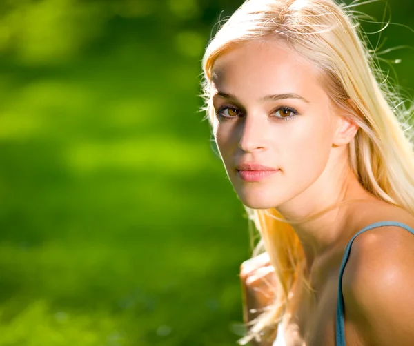 Jovem mulher bonita, ao ar livre — Fotografia de Stock