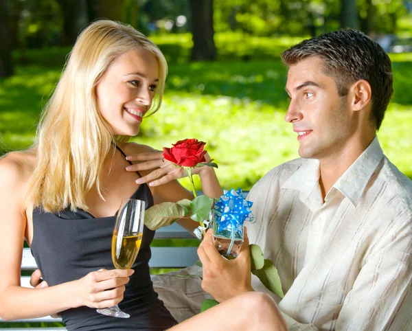 Şampanya ve rose, gözlük ile açık havada couple — Stok fotoğraf