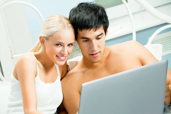 Casal jovem trabalhando com laptop — Fotografia de Stock