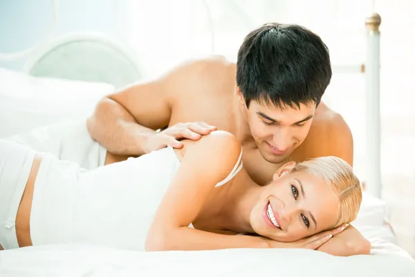 Paar die vrijen in bed — Stockfoto