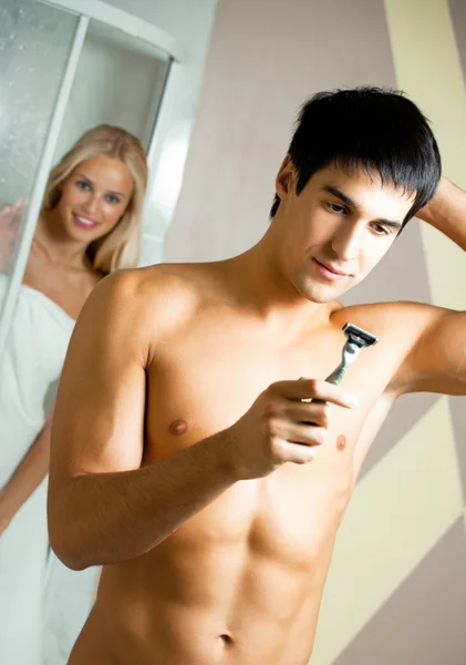 Barbear homem e mulher no banheiro — Fotografia de Stock