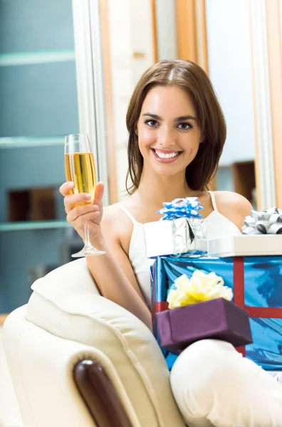 Şampanya ve hediyeler ev kadını — Stok fotoğraf