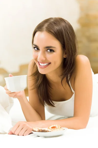 Χαμογελώντας γυναίκα πίνοντας καφέ, στο σπίτι — 图库照片