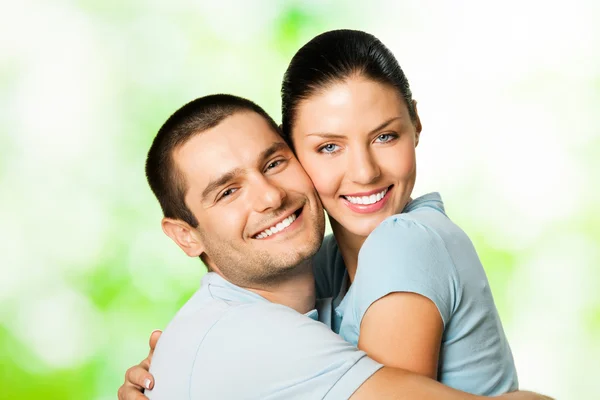 Portrait of young smiling couple, outdoors — Stock Photo, Image