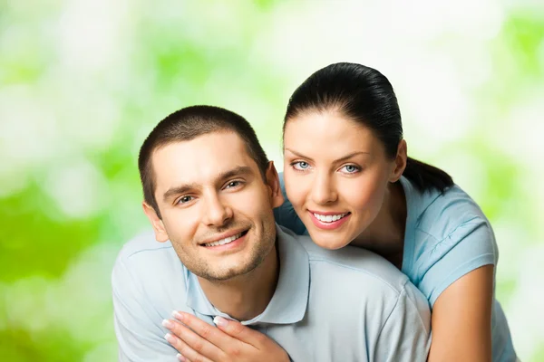 Portrait of young smiling couple, outdoors — Stock Photo, Image