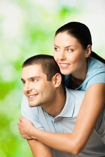 Portrait de jeune couple souriant, en plein air — Photo