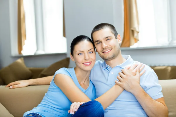 Młoda szczęśliwa para w domu — Zdjęcie stockowe
