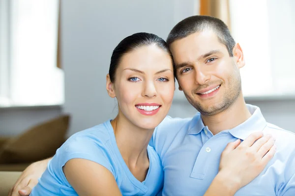 Jovem casal feliz em casa — Fotografia de Stock