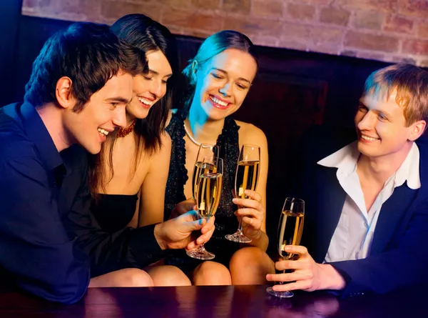Mladí spokojený s šampaňským na party — Stock fotografie