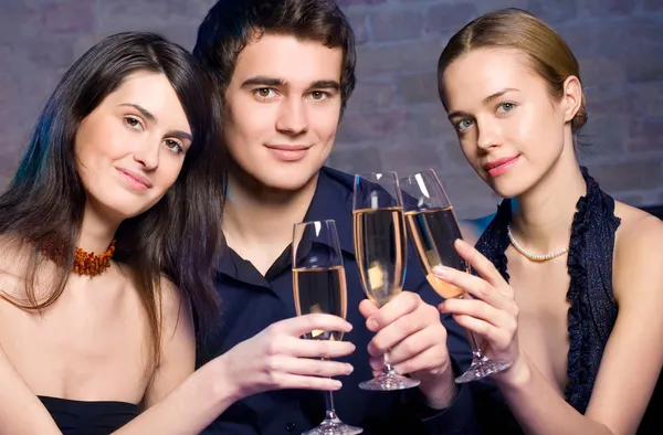 Mladí spokojený s šampaňským na party — Stock fotografie