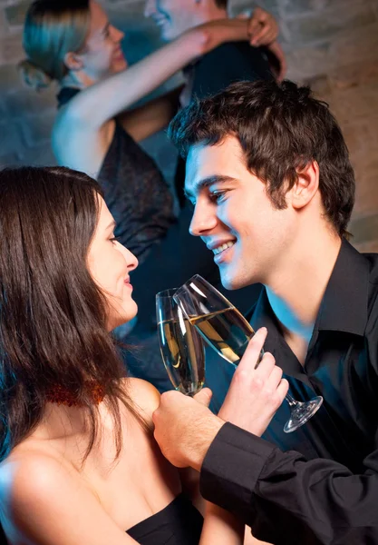 Par med glas champagne på datum — Stockfoto