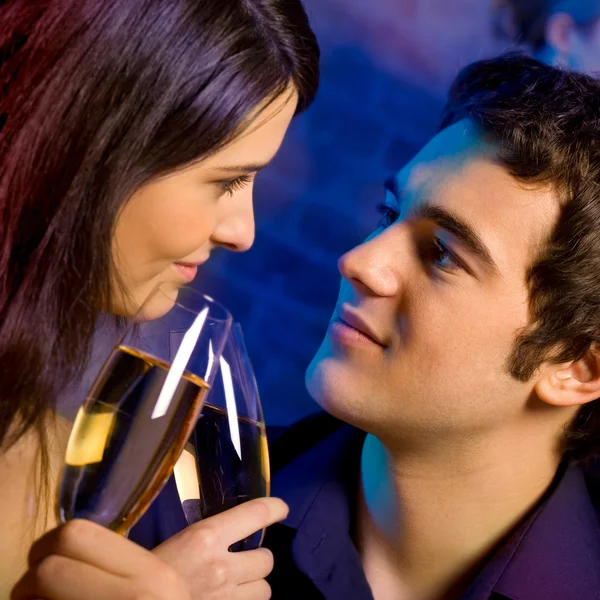 Par med glas champagne på datum — Stockfoto