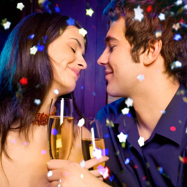 Casal com copos de champanhe na data — Fotografia de Stock