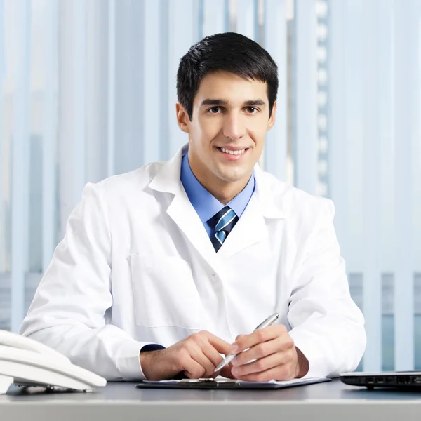 Porträt eines glücklichen Arztes im Büro — Stockfoto