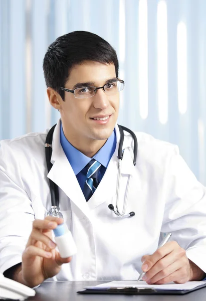 Felice medico mostrando bottiglia di farmaci — Foto Stock