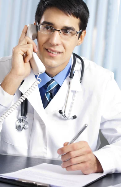 Mladý lékař na telefonu, v kanceláři — Stock fotografie