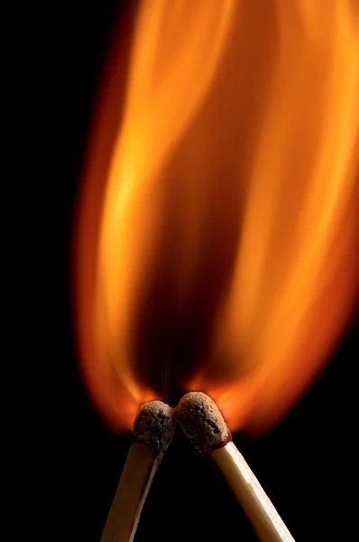 Zwei brennende Streichhölzer — Stockfoto
