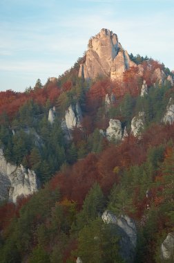 sonbahar sulov içinde rock - Slovakya