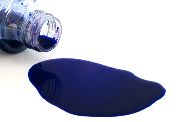 Ömlött egy üveg, kék színű tintával — Stock Fotó
