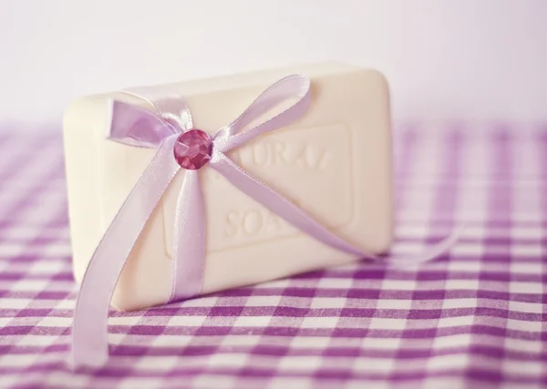 Lavendel zeep met lint — Stockfoto