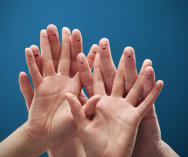 Szczęśliwy grupy uśmieszki palca z czatu społecznej znak i mowy pęcherzyków. — Zdjęcie stockowe