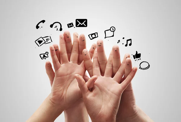 Šťastný skupina prst smajlíky sociální chat znamení a řeči bubliny. — Stock fotografie