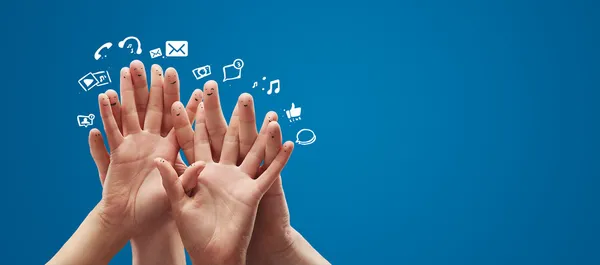 Feliz grupo de emoticonos de dedo con señal de chat social y burbujas de habla —  Fotos de Stock