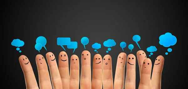 Boldog csoport ujj smiley szociális chat jel és a beszéd buborékok. — Stock Fotó