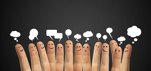 Šťastný skupina prst smajlíky sociální chat znamení a řeči bubliny. — Stock fotografie