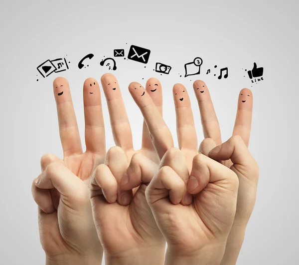 Szczęśliwy grupy uśmieszki palca z czatu społecznej znak i mowy pęcherzyków. — Zdjęcie stockowe