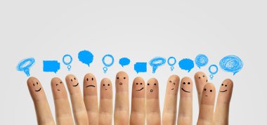 parmak suratlar sosyal sohbet işareti ve konuşma balonları ile mutlu grup.