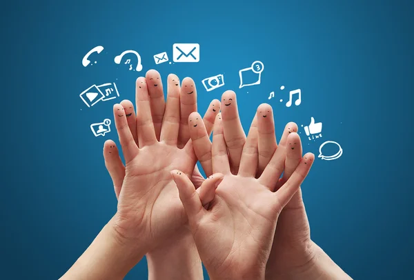 Fröhliche Gruppe von Finger-Smileys mit Social-Chat-Zeichen und Sprechblasen. — Stockfoto