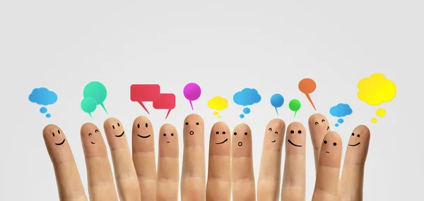 Feliz grupo de emoticonos de dedo con señal de chat social y burbujas de habla . — Foto de Stock