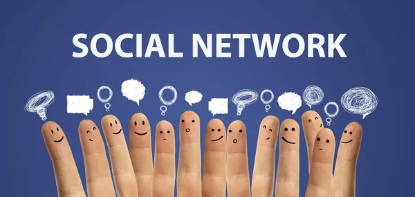 Glad grupp av finger smileys med sociala chat tecken och tal bubblor. — Stockfoto